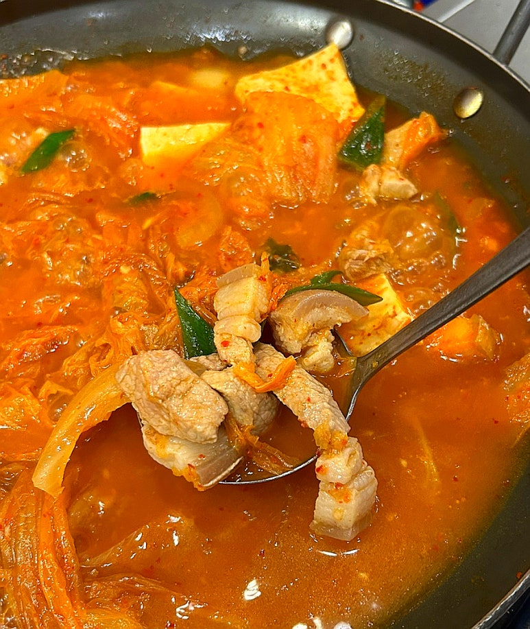 돼지고기듬뿍넣은김치찌개 이미지
