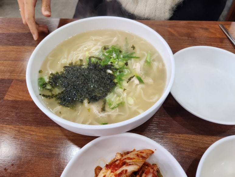 학댕이칼국수 이미지