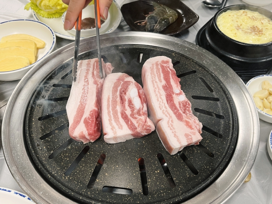 연탄부뚜막에올라간돼지 이미지