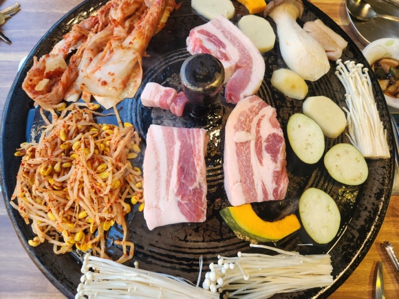 꽃돼지솥뚜껑삼겹살 이미지