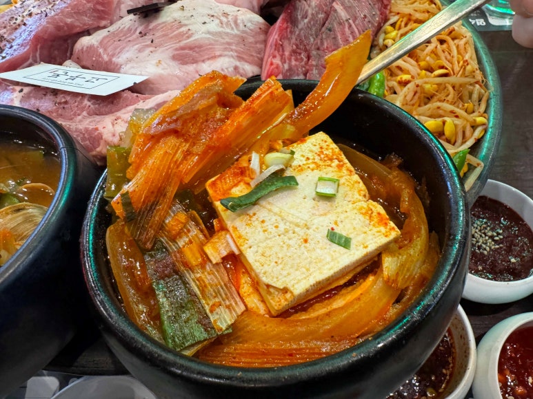 행복한 솥뚜껑 김치삼겹살 이미지