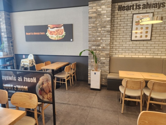 맘스터치화성남양점 이미지