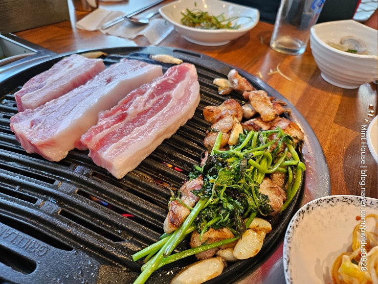 미나리꽃돼지 이미지