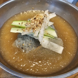누룽지 굽는 남자 이미지