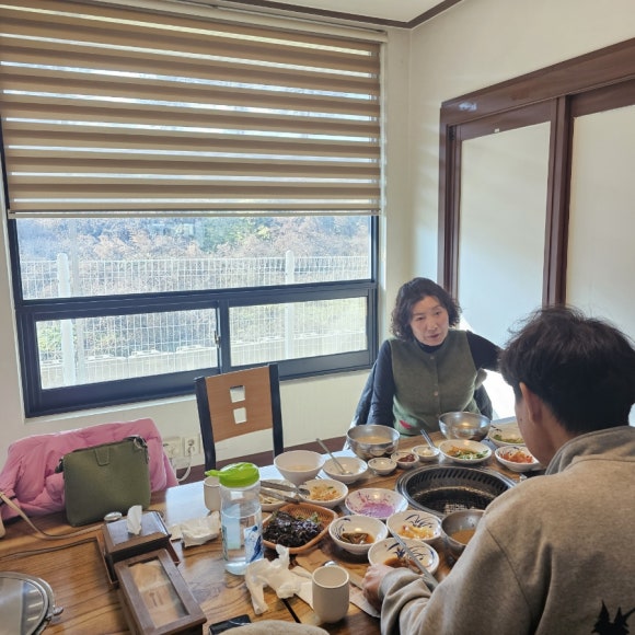 누룽지 굽는 남자 이미지