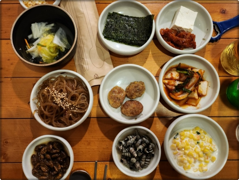 육회랑뭉티기 이미지