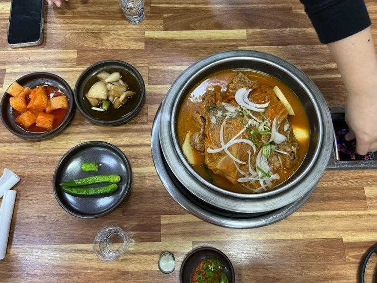 통묵은지 감자탕 이미지