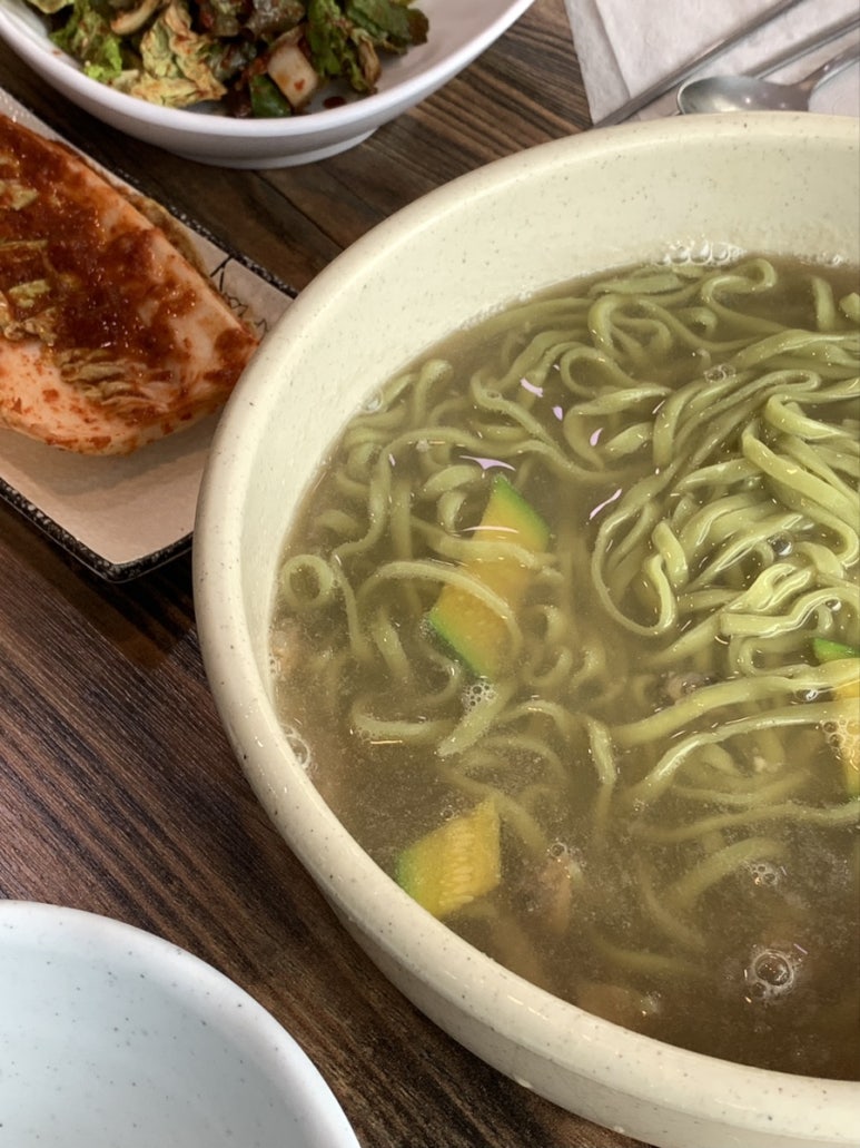 산아래보쌈，칼국수 이미지