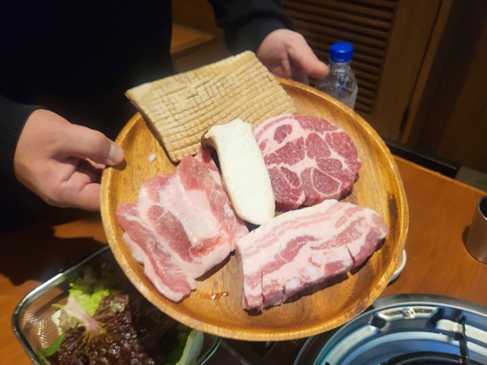 골목꽃돼지 이미지