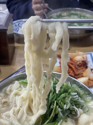 통큰 부추 칼국수 이미지
