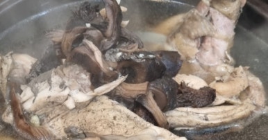 산닭백숙 이미지