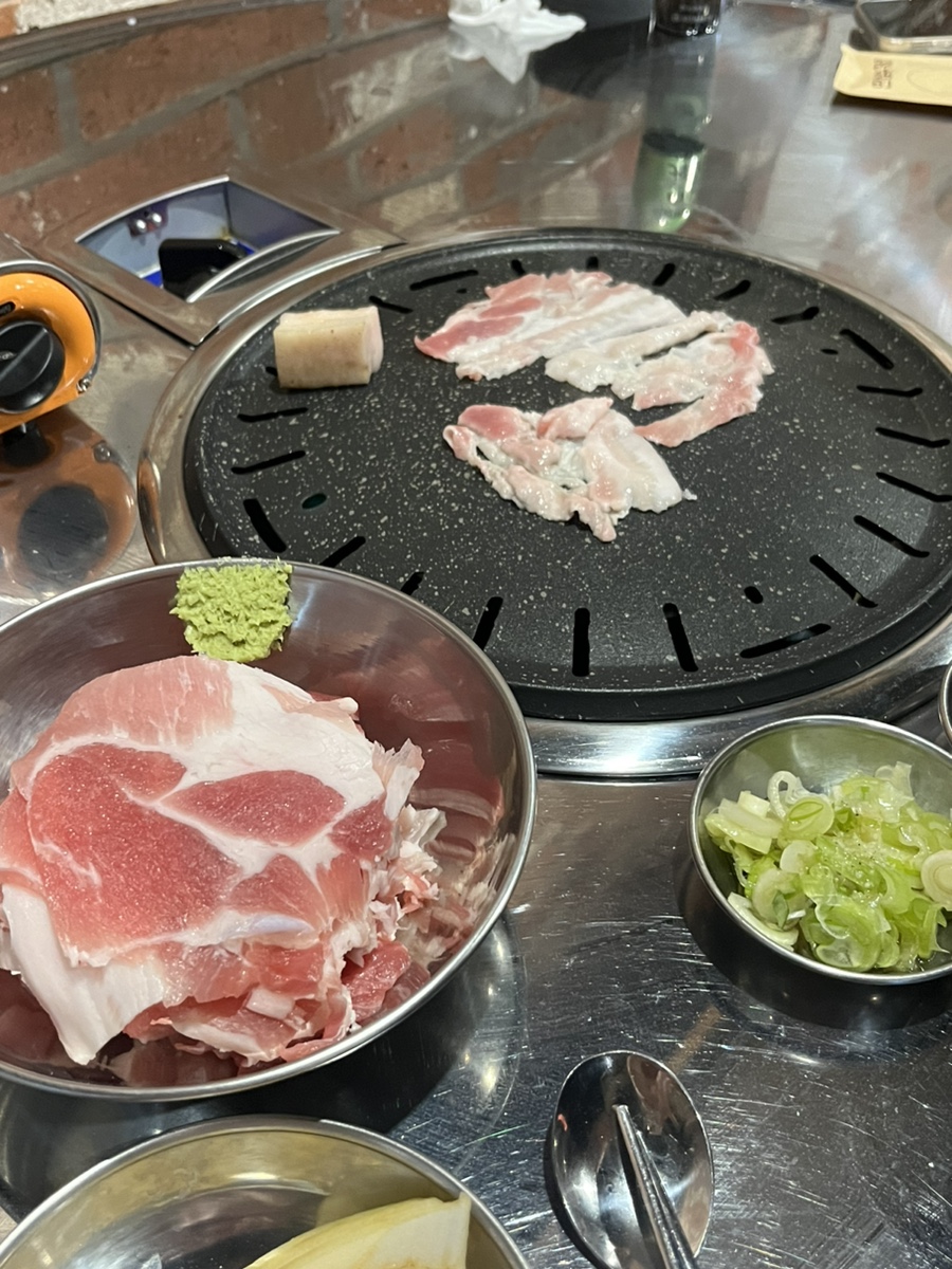 돼지세끼 이미지