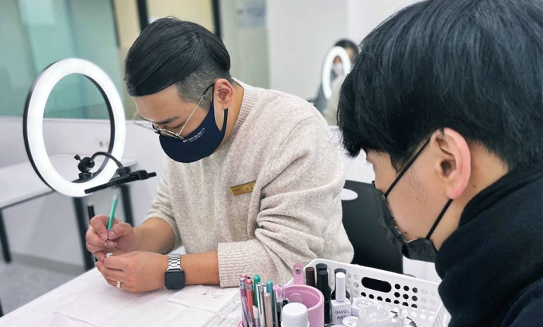 화창한 네일 이미지
