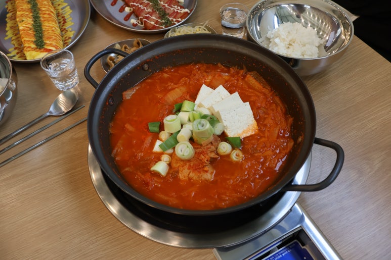 돼지듬뿍진짜김치찌개 이미지