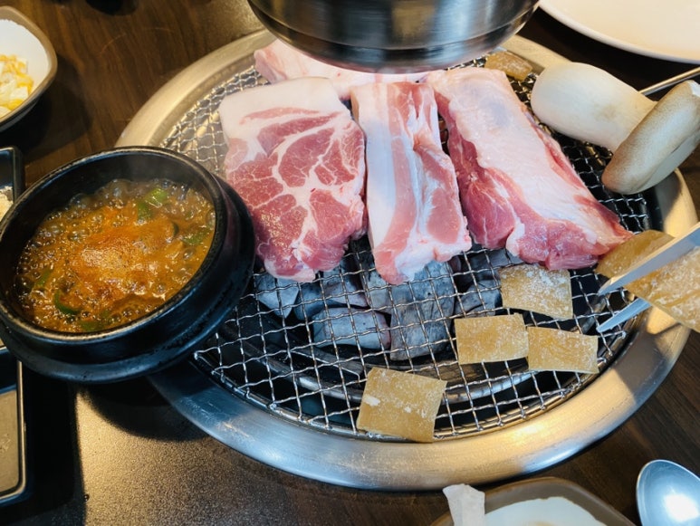 돼지삼춘생구이 이미지