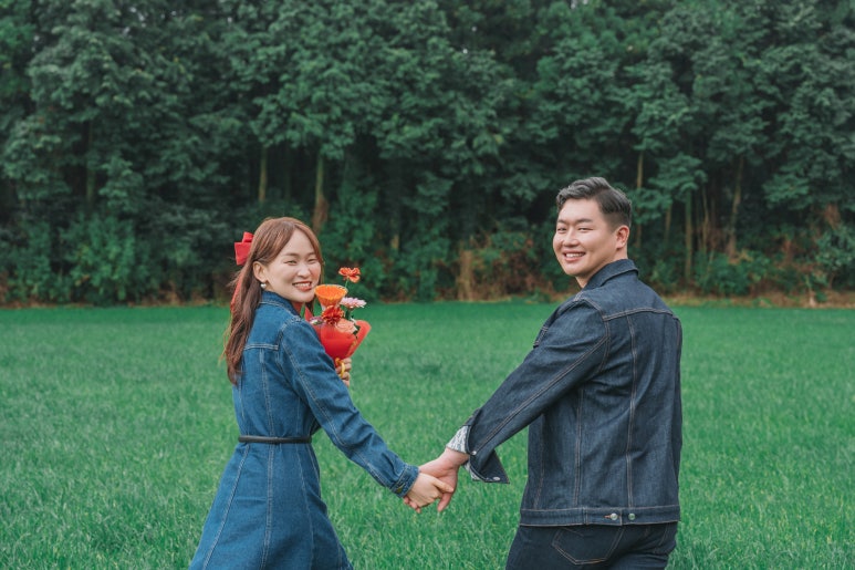 같은 들판에서 두 손을 맞잡고 빙글 도는 순간을 담아 레퍼런스 1번처럼 춤추는 느낌이 나요.