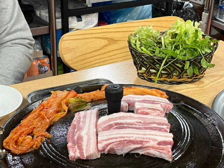 일산미나리솥뚜껑삼겹살 이미지