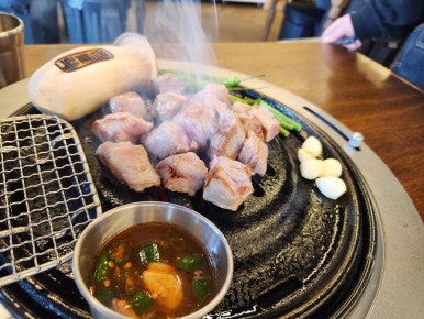 쫄면돼지 이미지