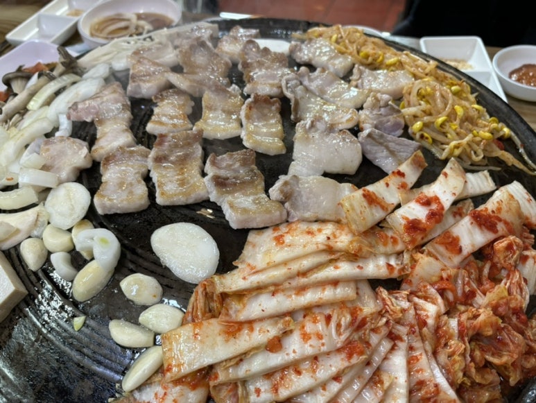 본가  솥뚜껑 생 삼겹살 이미지