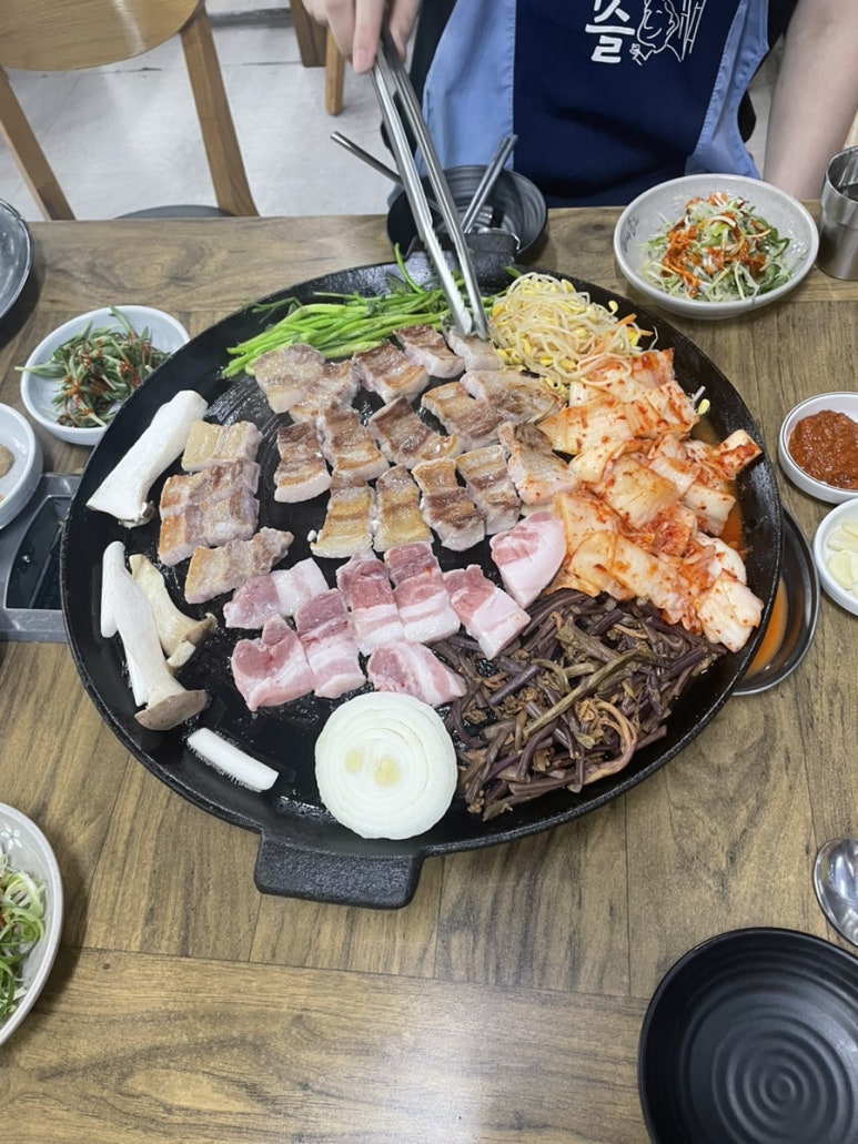 솥뚜껑위에춤추는삼겹살 이미지