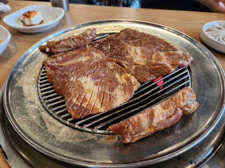 흥부골숯불돼지왕갈비 이미지