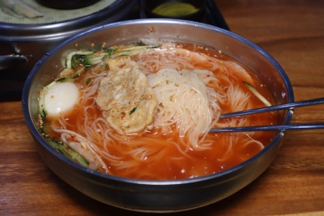 황금밀면 이미지