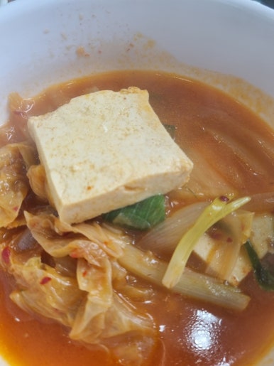 엄마네생고기김치찌개 이미지