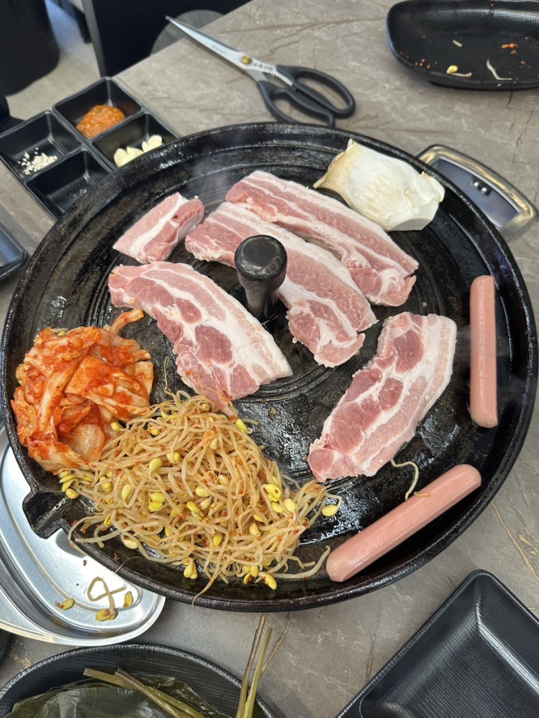 윤가네솥돼지 이미지