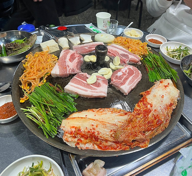 꿀돼지솥뚜껑삼겹살 이미지