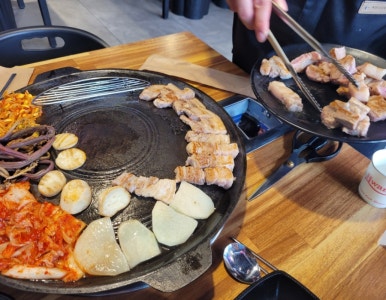 세자매고기테이블 이미지