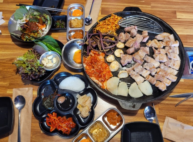세자매고기테이블 이미지