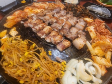 정돈솥뚜껑삼겹살 이미지