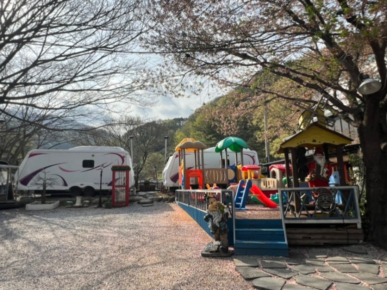 지리산 벚꽃 카라반 캠핑장 이미지