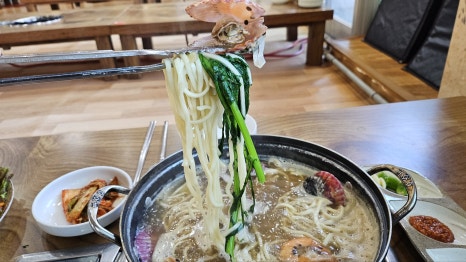 얼큰칼국수 이미지