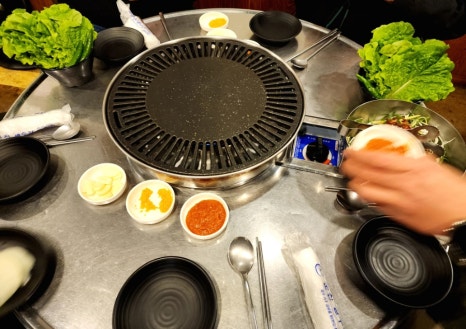 장작패는돼지 이미지