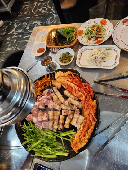 정돈솥뚜껑삼겹살 이미지