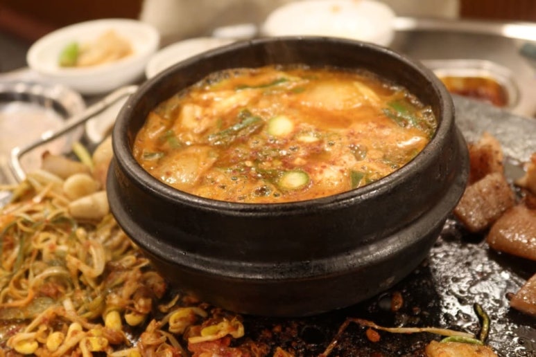 김치찌개뒷고기 이미지