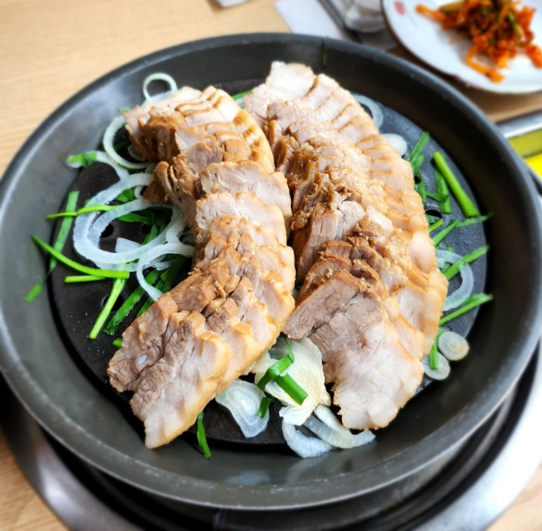 김옥자흑두부보쌈 이미지