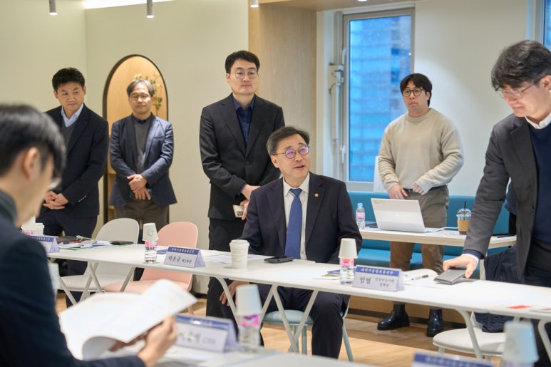 사진세공사 이미지