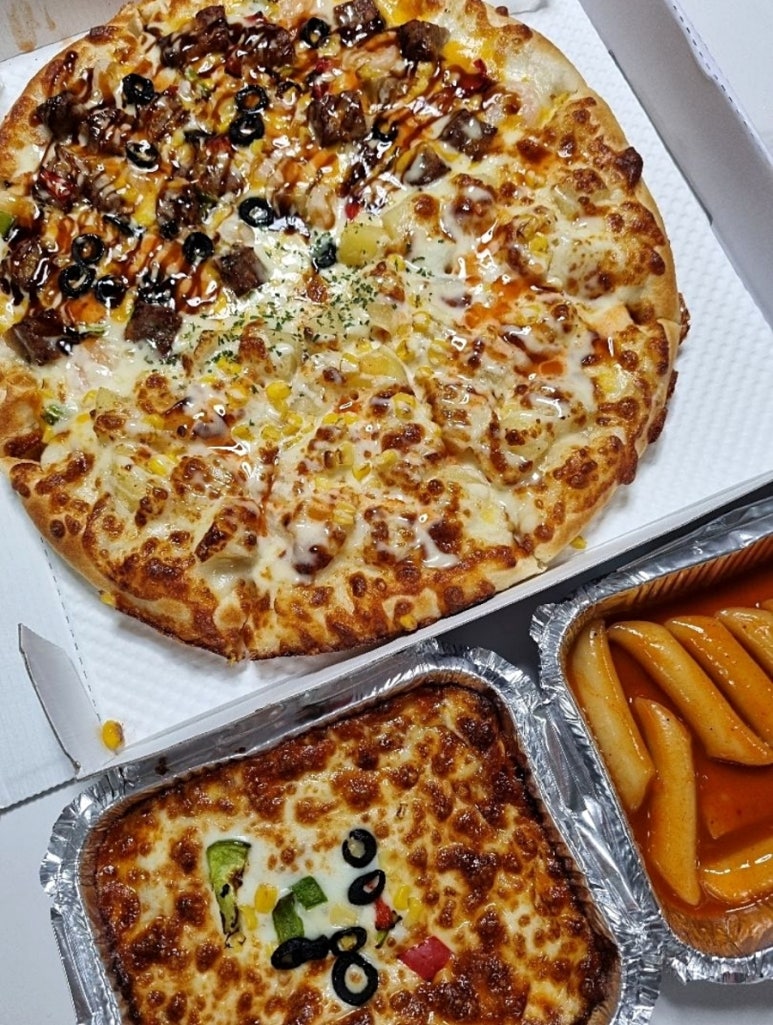 빨간토마토피자 이미지