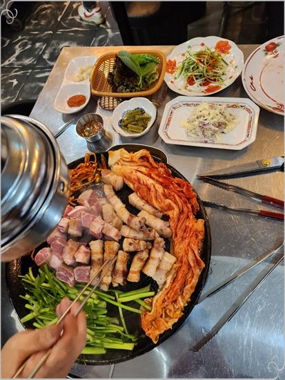 할매솥뚜껑삼겹살 이미지
