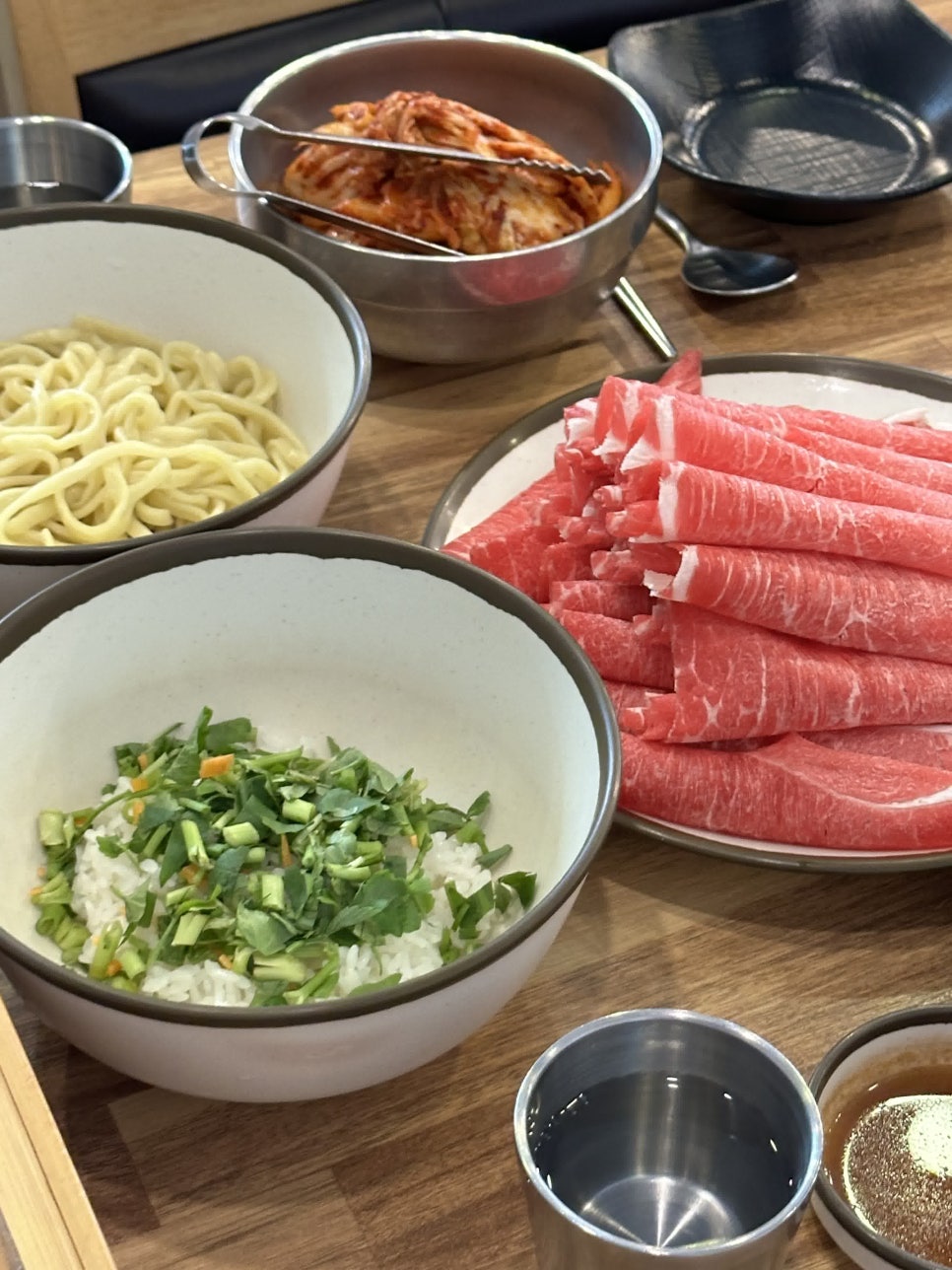 샤브샤브버섯칼국수 이미지