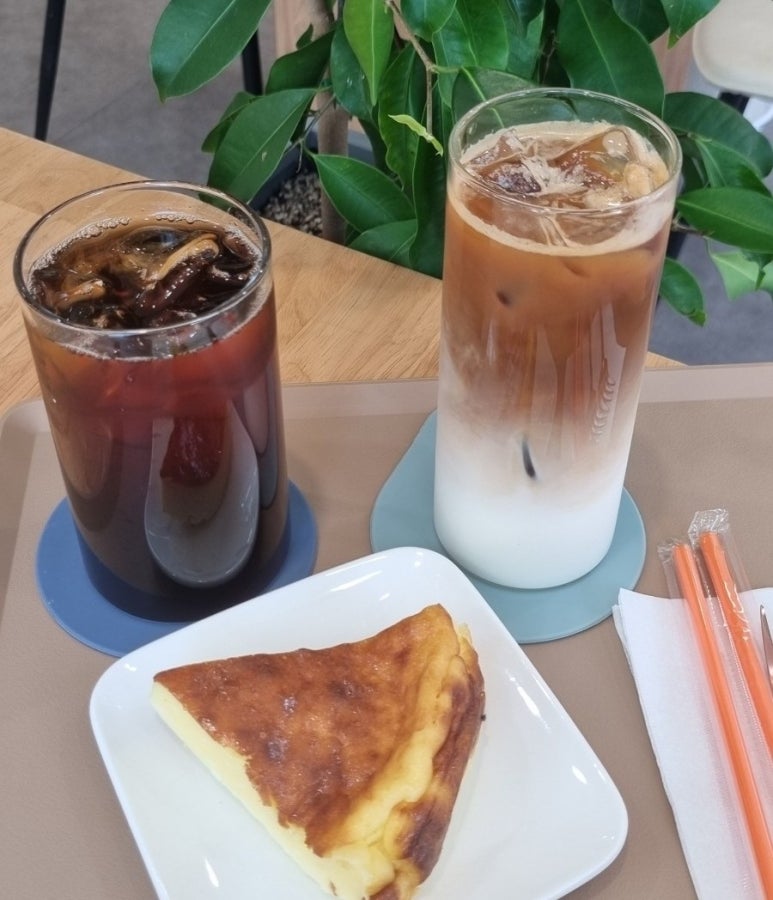 알몬드로스터리 이미지