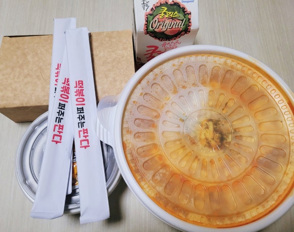 떡볶이 퍼주는 판다 이미지