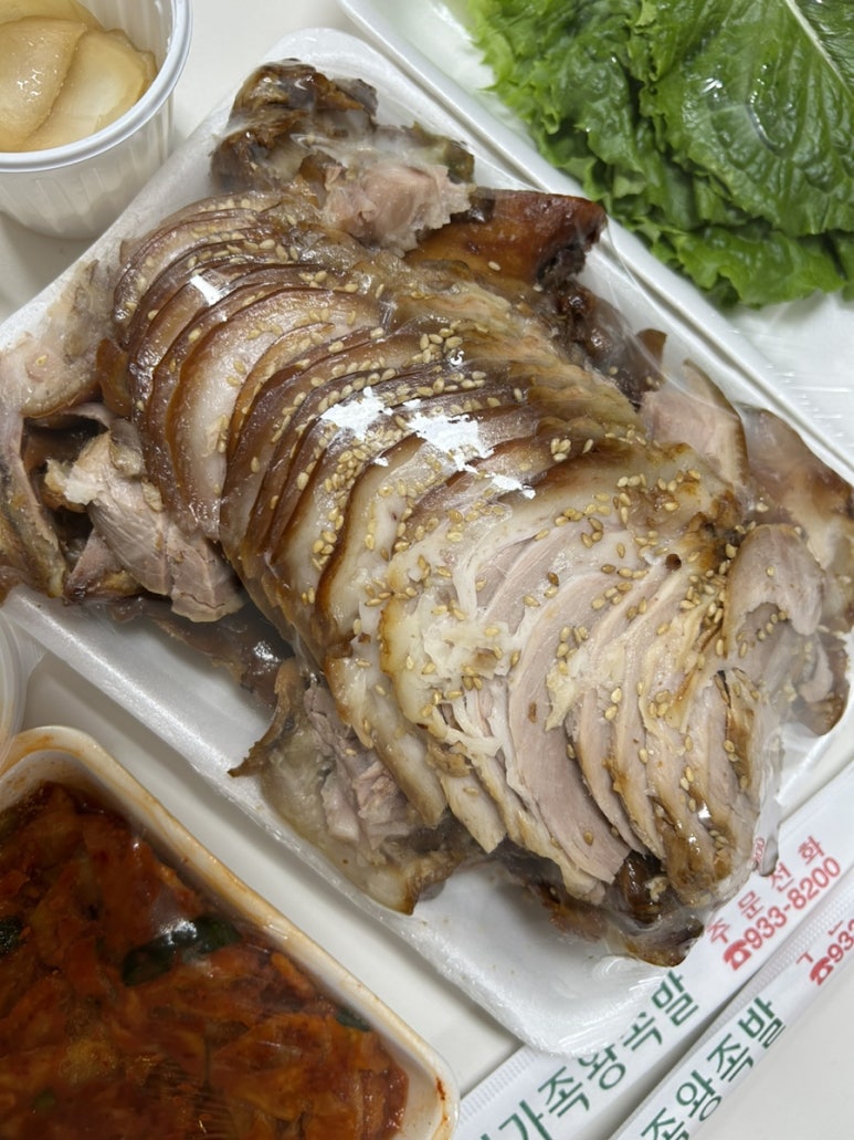 돼지가족 왕족발 이미지