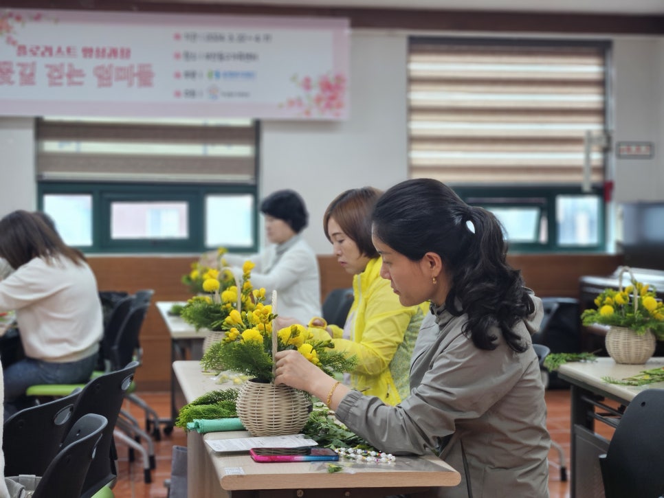 꽃길 걷는 엄마 이미지