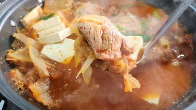 돼지듬뿍진짜김치찌개 이미지