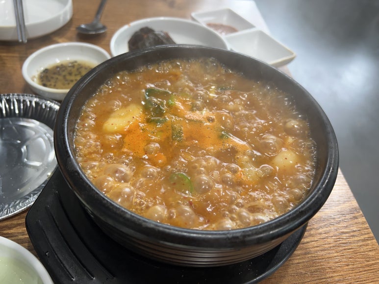 행복한 솥뚜껑 김치삼겹살 이미지