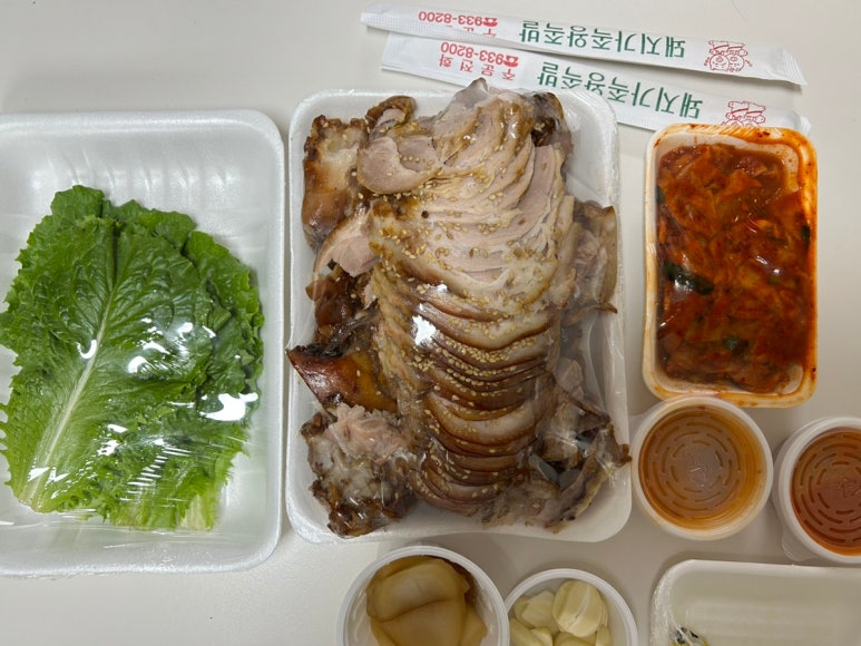 돼지가족 왕족발 이미지