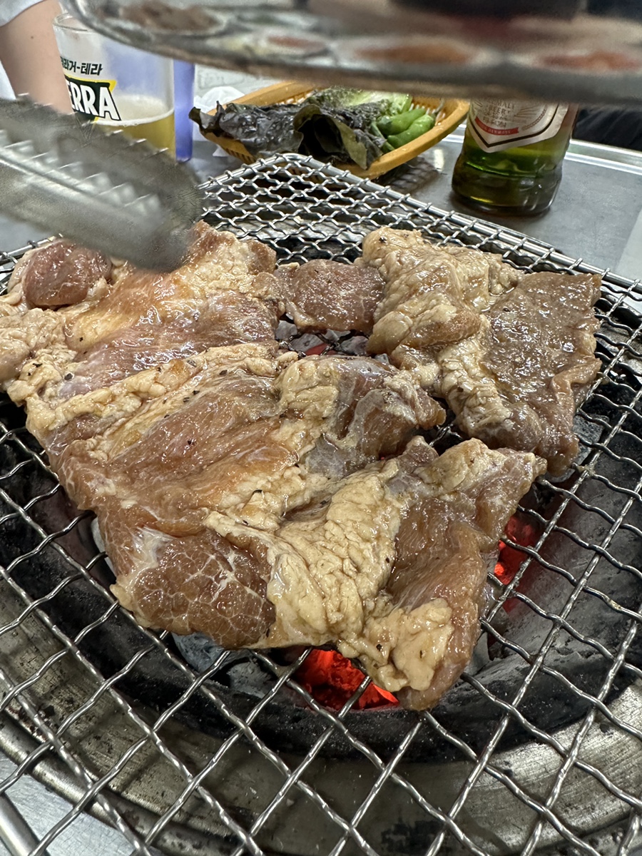 꿀꿀이뒷통참숯구이 이미지